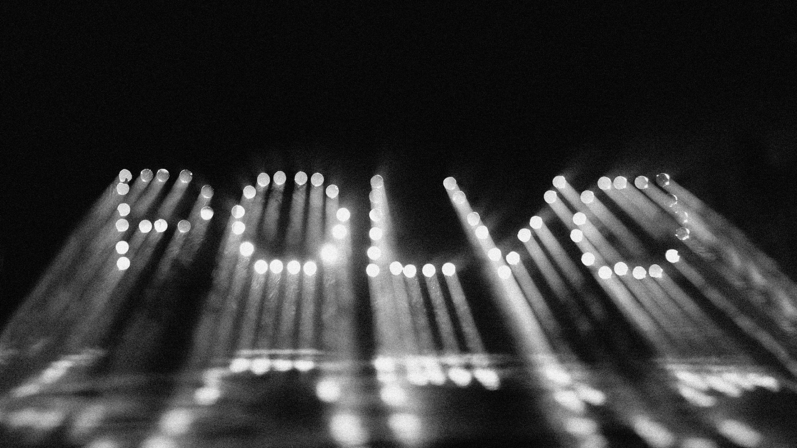 La palabra POLVO proyectada con haces de luz